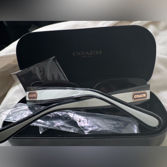 Coach sunglassessses NWT! Case , papers and cleaning clothes included - Picture 9 of 13